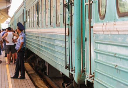 Пойыз жолаушылары коронавирус белгілері бар әйелдің үстінен шағымданды