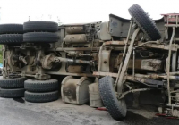 Өскемен – Семей тас жолында күнбағыс майын тиеген жүк көлігі аударылды