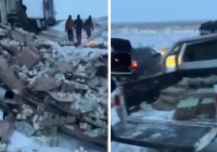 ​Маңғыстауда йогурт тиелген жүк көлігі аударылып қалды: Жүргізуші тауарды тегін таратты (видео)