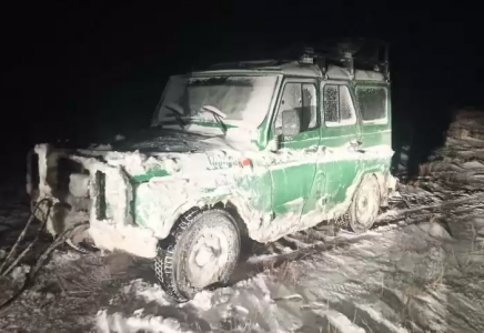 Ақтөбеде өзенге батып бара жатқан көліктен үш адам шығып үлгерген