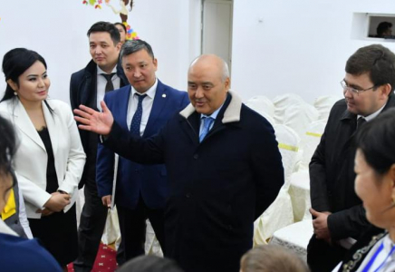 Өмірзақ Шөкеев Арыстағы балалар үйінің ұжымы мен тәрбиеленушілерін құттықтап, сыйлық жасады