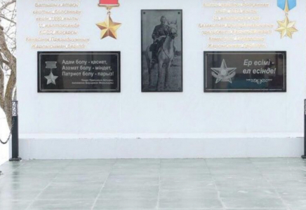 Бауыржан Момышұлының 115 жылдығы құрметіне мемориалдық тақта ашылды