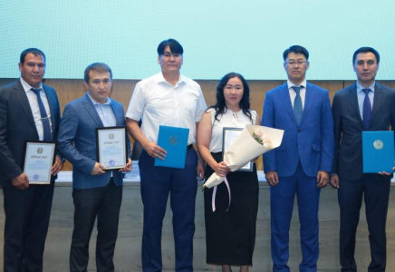 Түркістан облысының мемлекеттік қызметшілеріне құрмет көрсетілді