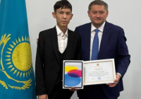 Министр ҰБТ-да 140 балл жинаған түлекті құттықтады