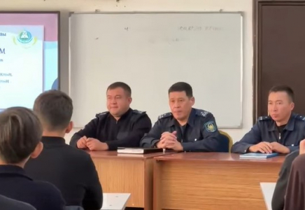 ​Полицейлер мектеп оқушыларымен құқықтық тәрбие сағатын өткізді 