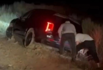 ​Атырау маңында көлігімен батпаққа батып қалған 12 адам құтқарылды