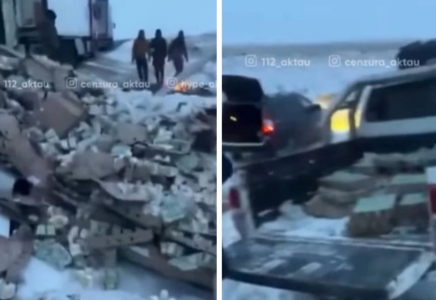 ​Маңғыстауда йогурт тиелген жүк көлігі аударылып қалды: Жүргізуші тауарды тегін таратты (видео)
