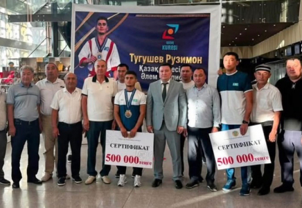 Түркістандықтар қазақ күресінен әлем чемпионын құрметпен қарсы алды