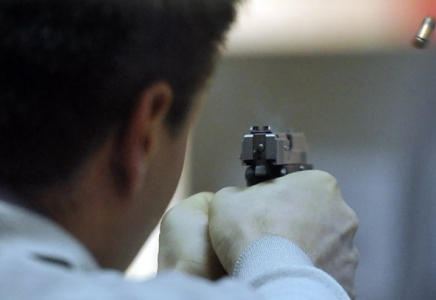 Астанада ер адам арнайы жасақ қызметкеріне оқ жаудырды