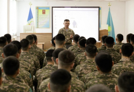 Қорғаныс министрлігі жігіттерді әскерге дайындауды мектептен бастамақшы