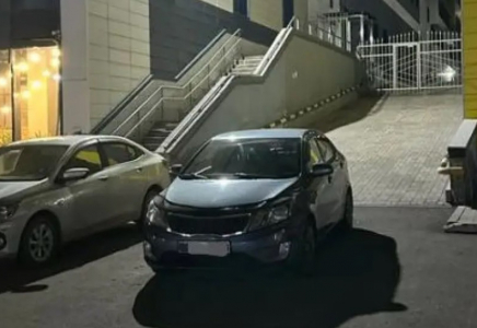 Қайғылы оқиға сабақ болмаған: “Көркем-3“ тұрғын үйінің ауласына кіретін жолды тағы да көлік жауып тастаған