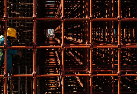 Астанада салынып жатқан тұрғын үй кешенінде тағы бір жұмысшы биіктіктен құлап мерт болды