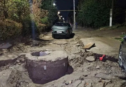 Алматыда түнгі жаңбырдан кейін 13 көлік зақымданды