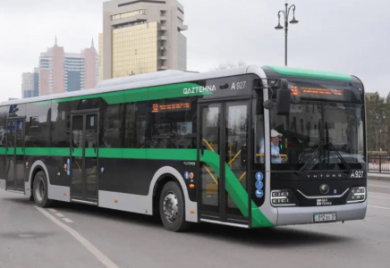 Астанада автобус аялдамаға соғылды: видео