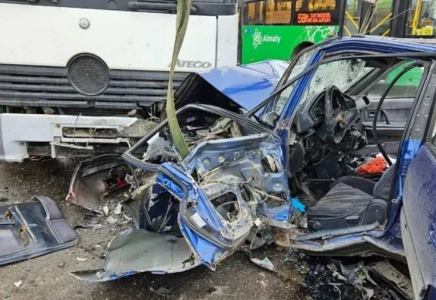 Алматыда жеңіл көлікті тізгіндеген бозбала жүк көлігімен соқтығысып қаза тапты