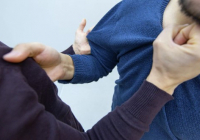 Қостанайда бір топ адам полиция қызметкерін аяусыз соққыға жықты