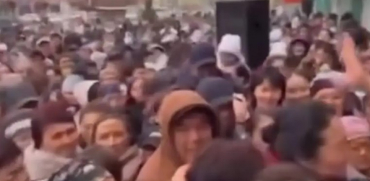 «Башпайдың» иесі бес күнге қамалды: Өскемен тұрғындары тегін аяқ киім үшін бір-бірін таптап кеткен (ВИДЕО)