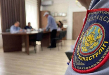 Қостанай облысында полицейлер ер адамның биіктен құлап кетуіне жол бермеді
