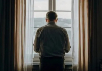 Мас күйінде анасын алтыншы қабаттан лақтырып жіберген ер адам сот алдында жауап береді