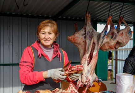 Қазақстандықтар жәрмеңкеден 195 тоннадан астам сиыр етін сатып алды Қазақстандықтар жәрмеңкеден 195 тоннадан астам сиыр етін сатып алды