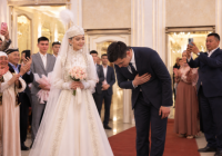 Ұзатудағы КҮЙЕУДІҢ СӘЛЕМІ көпшіліктің КӨҢІЛІНЕН ШЫҒУДА