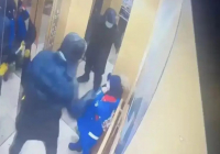 «Бетінің сол жағы қозғалмайды»: Астанада лифтіде бетін тілгілеп тастаған 5 жасар баланың анасы халықтан көмек сұрады