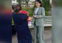 Экс-министр Ажар Ғиният екі аяғынан айырылған Алуаға барып, көмек қолын созды