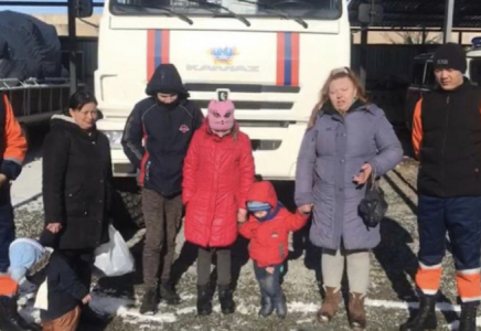 Алматы облысында такси жүргізушісі төрт бала мен екі әйелді тасжолға түсіріп кеткен