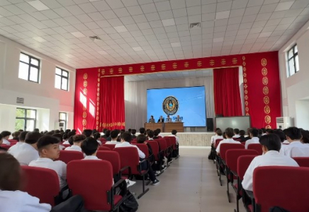 ​ШЫМКЕНТ: полицейские провели урок безопасности для школьников с участием чемпиона мира по боксу