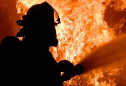 Астанада өрт сөндірушілер жанып жатқан пәтер ішінен қызды аман алып шықты