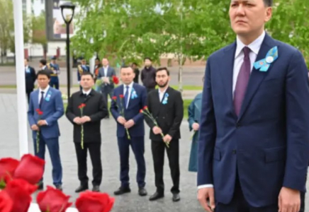 Ерлан Қарин Талғат Бигелдиновтің ескерткішіне гүл шоқтарын қойды