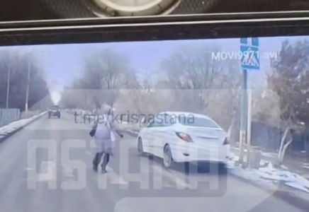 Ақтөбеде жаяу жүргіншілер өткелінен өтіп бара жатқан алты жасар қыз баланы көлік қағып кетті (ВИДЕО)