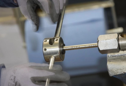 СҚО-да құс фабрикасында жұмысшының қолы аппаратқа қысылып, ауыр жарақат алды