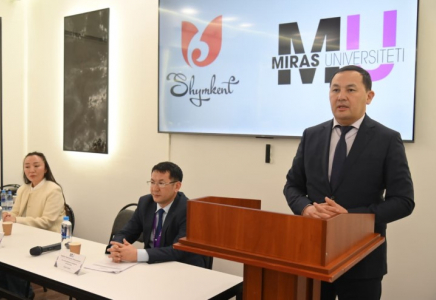 ​«Мирас» университетінің жастары Жаңа Конституция жобасына қолдау білдірді