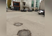 "Ескерту болмаған": Ақтөбеде әйел көшедегі ашық құдыққа құлап, күйік алып қаза тапты