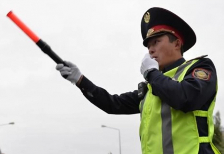 Қазақстанда полицейлерге жол жиегінде көлікті ала таяқпен тоқтатуға қайта рұқсат беріледі