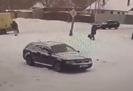 Қарағандыда әйелдің үстіне бағана құлап, көз жұмды