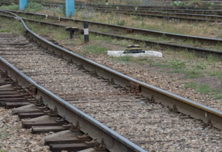 Машинист далада жалғыз жүрген төрт жасар баланы пойызға мінгізіп алды