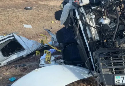 12 адам қаза тапқан жол апаты: аман қалған ер адам Астанаға жеткізілді 12 адам қаза тапқан жол апаты: аман қалған ер адам Астанаға жеткізілді
