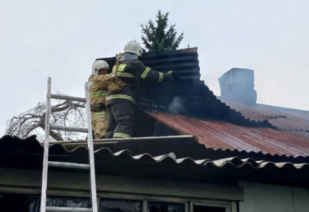 Алматыда жеке тұрғын үй өртеніп, екі адам құтқарылды