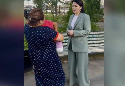 Экс-министр Ажар Ғиният екі аяғынан айырылған Алуаға барып, көмек қолын созды