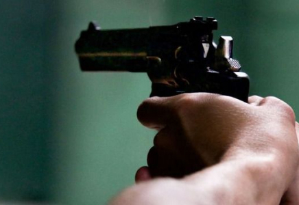 Алматыдағы тұрғын үй кешендерінің бірінде ер адам терезеден оқ атты