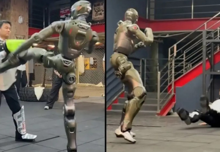 Қытайда робот адаммен жекпе-жекке шығып, ішінен теуіп құлатты