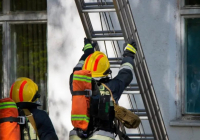 Қарағандыда құтқарушылар бесінші қабаттың терезесіне шығып отырған баланы аман алып қалды - видео