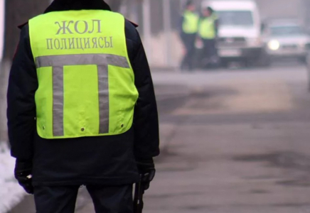 ​Жол жүру ережелерін білмейтін түркістандық полицейлер қызметтерінен кетті (видео)