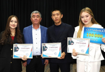 ТҮРКІСТАН: Үздік студенттерге Бейсен Құранбек атындағы стипендия табысталды