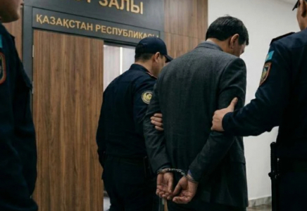 Ақтөбеде күдіктіден 50 миллион теңге бопсалаған тергеуші 10 жылға сотталды