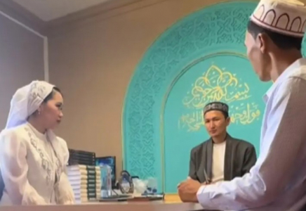 «Некелесіп жатса да жұмысын ойлап тұр»: мұғалім күйеуінен мәһрге принтер сұраған (ВИДЕО)