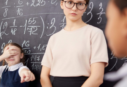 Павлодарда оқушы мұғалімді тұншықтырмақ болды