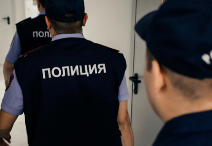 Полицейлерді пышақтамақ болған ер адам 5 жылға сотталды